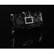 Funda tipo bolso de mano con hebilla en diamantes. Color Negro Brillo